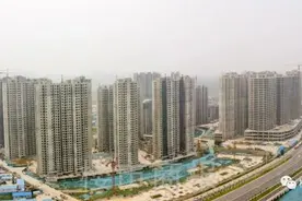 郑州一群业主被“坑惨”，买的商品房不但交房无期，还变成了安置房图片