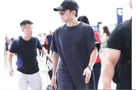 张杰被曝与谢娜婚变后潮T配花裤大走嘻哈风 奶爸摆脱土气变潮男图片