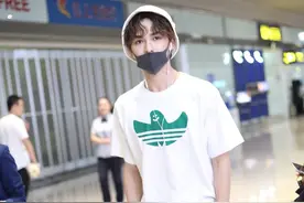 朱正廷的运动套装太少年了，绿色展现满满活力图片