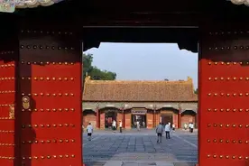 为何故宫每天清晨开门之前，工作人员都要大喊几声：打扰了各位图片