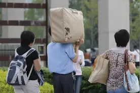 大学“四人寝室”如何选床位，这些误区要避开，选择对了受益四年图片