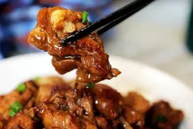 这才是葱油鸡最好吃的做法，不加一滴水，肉质鲜嫩咬一口葱香四溢图片