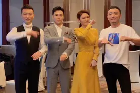 龙洋在央视真受宠，主持人合影她穿长裙站C位，康辉小尼分列两边图片