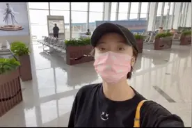 28岁女星怀孕胃口依然好，大口吃肉形象全无，孩子爸至今没公布图片