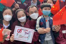 穿越“凯旋门”、乘坐“功勋舱”！又一批“逆行英雄”离鄂返京图片