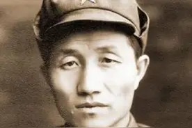 他29岁当军长，搭档是大将，后成兵团司令，却连少将都不是图片