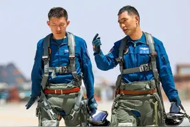 大红鹰旅斩获两顶“金头盔”：歼-10C在对抗中大比分获​胜图片