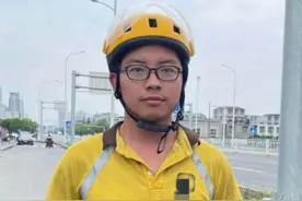 高考623分外卖小哥已入学，自称对父亲太愧疚：从声音里就能听出他难过图片