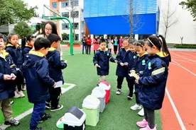 原创童谣、互动游戏……小朋友们这样学垃圾分类图片
