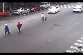 七个车祸瞬间，警示我们教孩子正确过马路的重要性图片