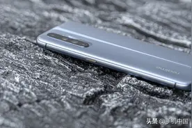 realme或推周年纪念机 后盖布满R字图标5月25日亮相图片