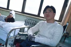 1996年，19岁小伙捡到一根“钥匙链”，10小时后没了双腿和1只手图片