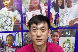 李村夜市上的肖像漫画师 他画的人物肖像搞笑又可爱图片