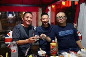 东北同学聚会：必须装忙，已移民的漂亮女同学不知自己曾那么潇洒图片