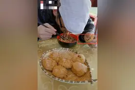 52岁阿宝近况好凄惨？手抓食物显邋遢，厨房狭小盆里还有霉菌？图片