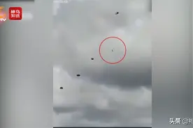 视频丨降落伞打不开，自由落向地面 幸亏结局还是好的...图片