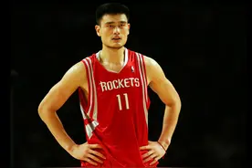 07年首轮，姚明场均25+10仍出局，麦迪布泽尔什么表现？图片