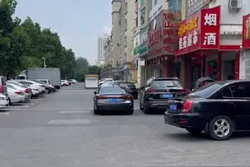 安徽一女子街头偶遇同款车牌，一看车子网友笑了：同牌不同命啊图片