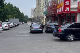 安徽一女子街头偶遇同款车牌，一看车子网友笑了：同牌不同命啊图片