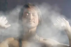 壮汉在山洞里脱了衣服独自练功，看看胸肌这身材也太好了吧！视频封面