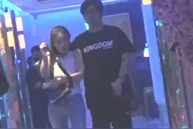 王岳伦风波女主正脸遭曝光！美貌胜李湘，王岳伦紧搂对方不似醉态图片