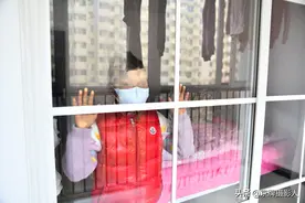 10岁女孩患病肤色异样，活得很自卑，妈妈：“让他们去笑吧”图片