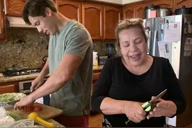 施瓦辛格私生子晒妈妈照片，这位拉丁裔保姆曾让前州长一时冲动图片
