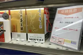 练摊儿、抢茅台两头热背后，是消费分化之痛图片