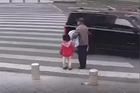 痛心！4岁孙女两次阻拦爷爷闯红灯未果，爷爷被撞死图片