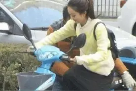 赵丽颖身价过亿出门独爱电驴，看完她的车库网友酸了：是我太单纯图片