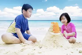 孩子玩沙子把自己弄得一身脏？玩沙子的好处，家长先了解一下图片