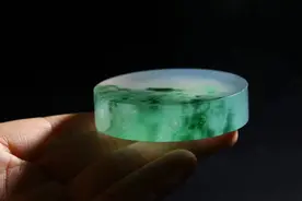 在翡翠中毫无看点的手镯尾料，经"医治"之后，也能变废为宝藏图片