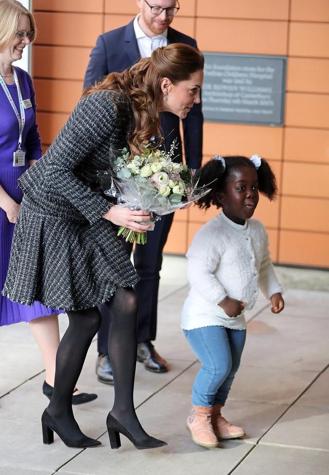 短到极限的裙子被风吹起来 - 冷思维