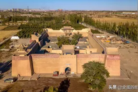 甘肃民勤沙漠边缘，竟保留着一座民国时建造，豪华的地主城堡庄园图片