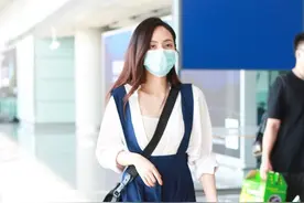 刘惜君白色衬衫搭孔雀蓝背带裙，秀发披肩文艺气息满满图片