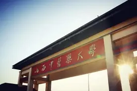 山西一大学生，进女浴室偷窥被学校开除，网友疑惑：怎么混进去的图片