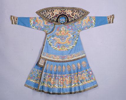 满族服饰特点 我国满族人的传统服装是什么-桔子edu