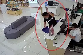 办卡人脸认证失败四次后发火，杭州小伙怒砸营业员手机图片