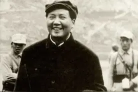 毛主席：驴先迈左脚还是右脚？卫立煌不懂，听完主席解释恍然大悟图片