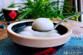 煮汤圆到底是沸水下锅还是凉水？教你正确做法，不破皮不露馅图片
