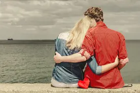 准公婆买房一毛不出，过户突然热情：写我的名字吧！省的你背债？图片