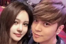 罗志祥再露蛛丝马迹，女化妆师弯腰为其化妆，这衣服是认真的吗？图片