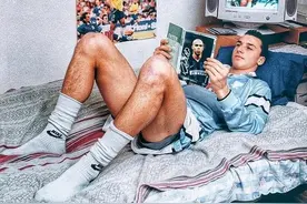 伊布和大罗巧遇并合影，变化的是脸庞，不变的是伊布痴汉般的微笑图片