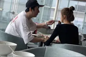 男生学着点！王思聪给新女友喂食，一副霸道总裁范图片