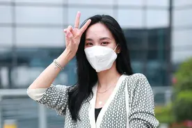 王霏霏机场跳《无价之姐》给粉丝比心 超细双腿又白又直图片