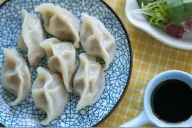 煮冻饺子总是破皮？牢记3个技巧，饺子煮好不破皮，吃着像鲜饺图片