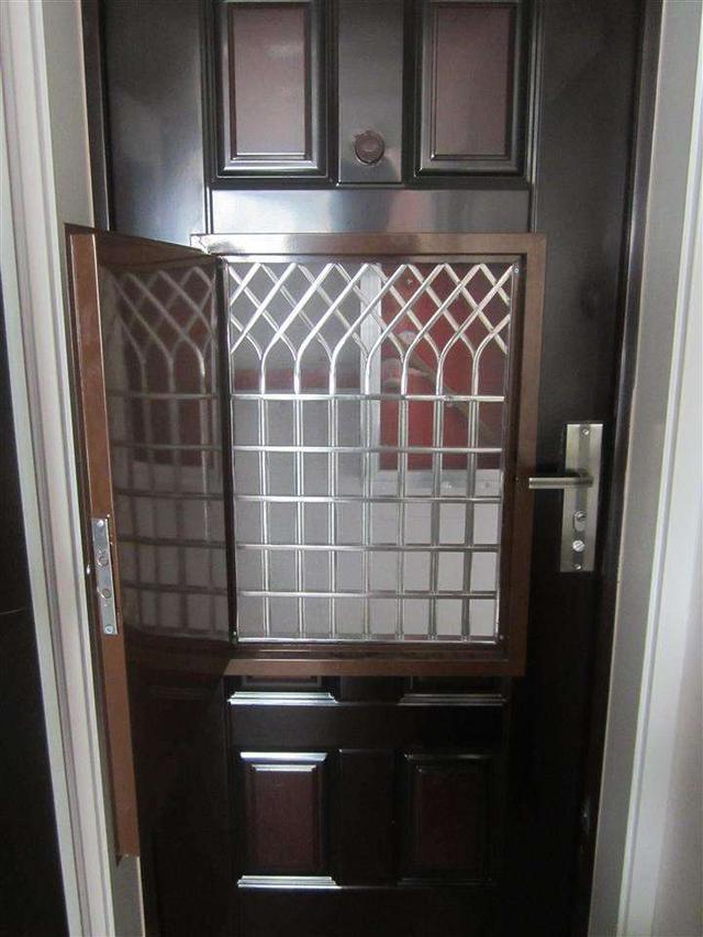 防盗门上开通风窗,我后悔了,隔音差还不安全,2大问题暴露无遗