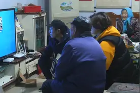 国家政策好电视宽带都免费，老人被蒙在鼓里，到底发生了啥事？视频封面