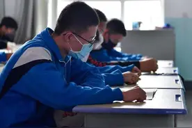 "网课"后的模拟考试，成绩直线下降？老师：成绩下降属于正常情况图片