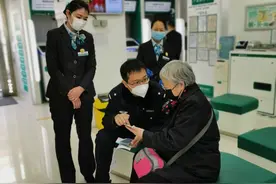 民警到银行查案，旁边大妈正准备给骗子汇钱……图片